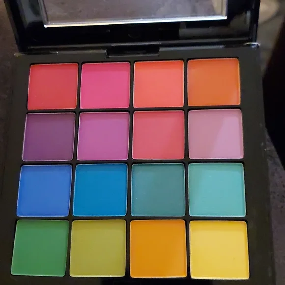 Doc.New Nyx Ultimate Eyeshadow palette (Brights) - Picture 1 of 4